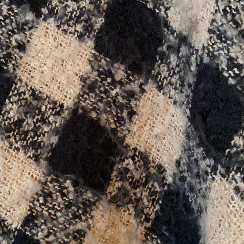 Patterned Button Shawl - image 4
